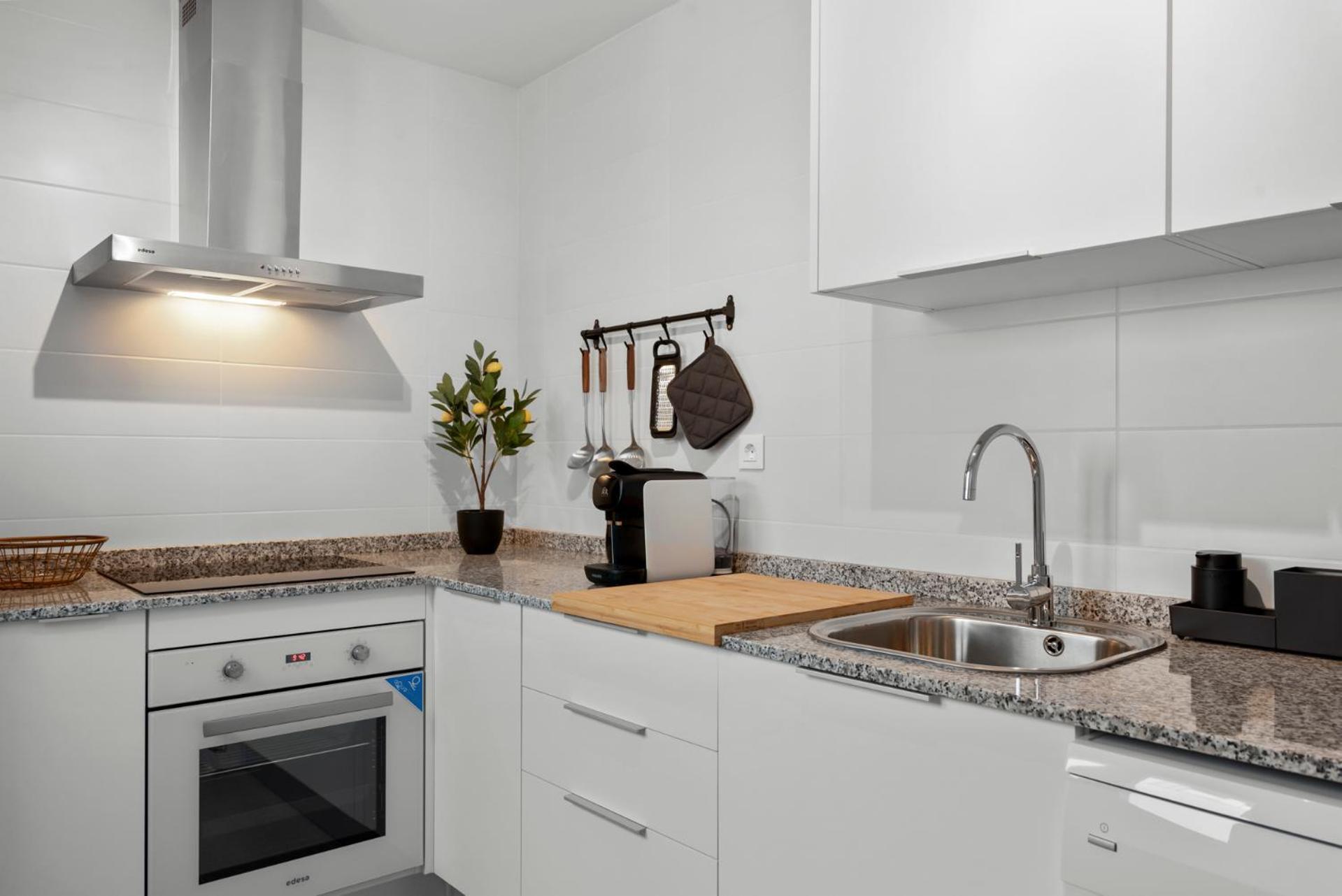 Beautiful 2-Bedroom Apartment Near Center And Beach Estepona Bagian luar foto