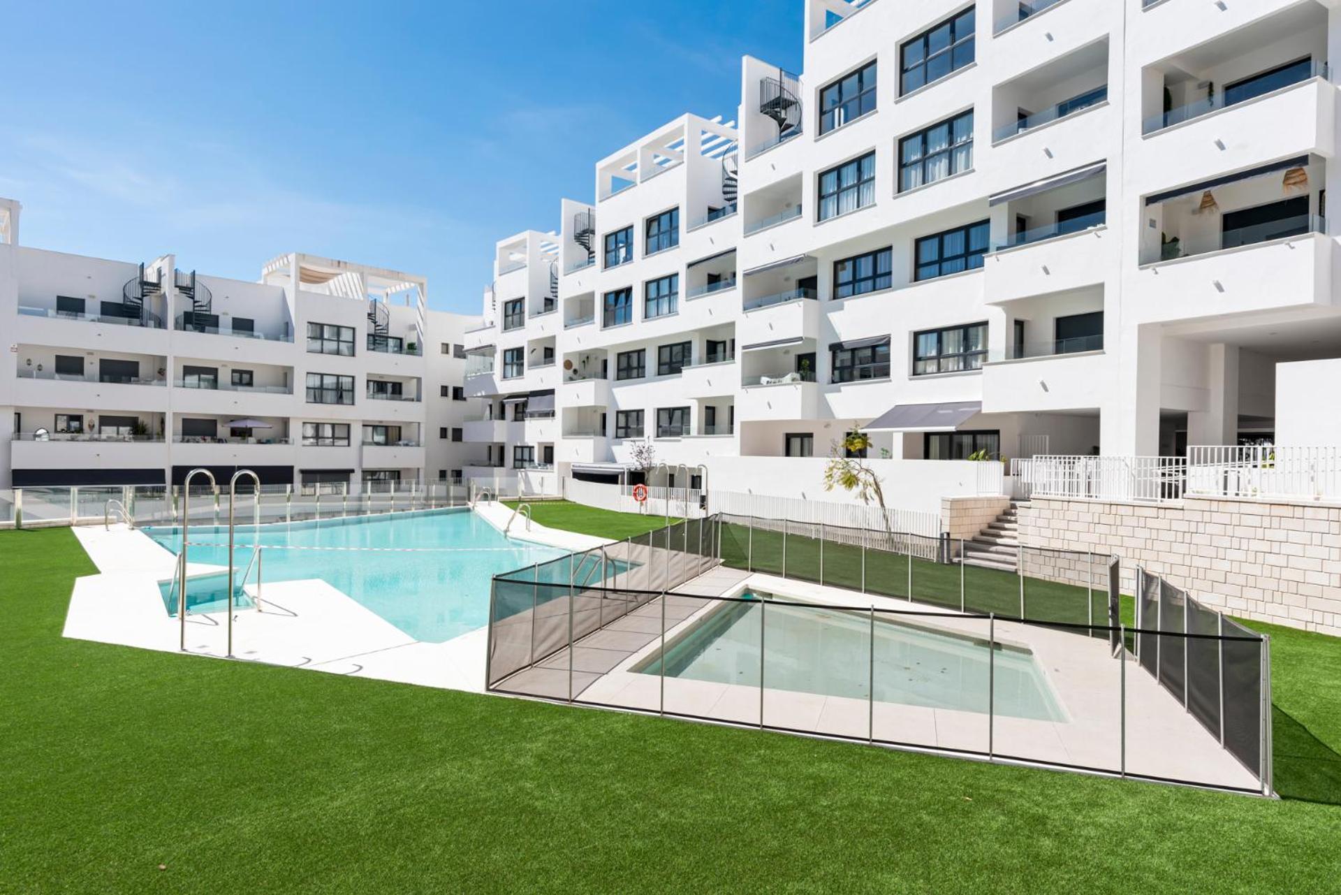 Beautiful 2-Bedroom Apartment Near Center And Beach Estepona Bagian luar foto