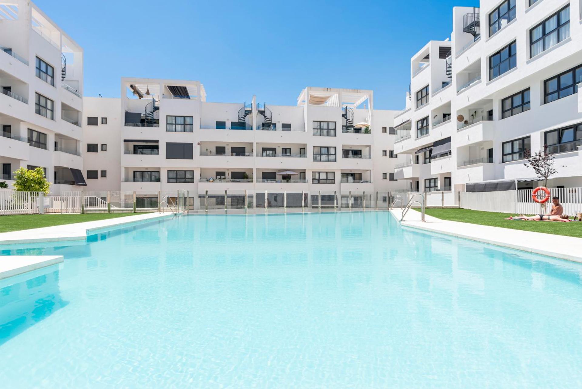 Beautiful 2-Bedroom Apartment Near Center And Beach Estepona Bagian luar foto